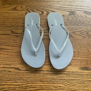 NWOT Old Navy Grey/Silver Flip Flops Size: 7-8